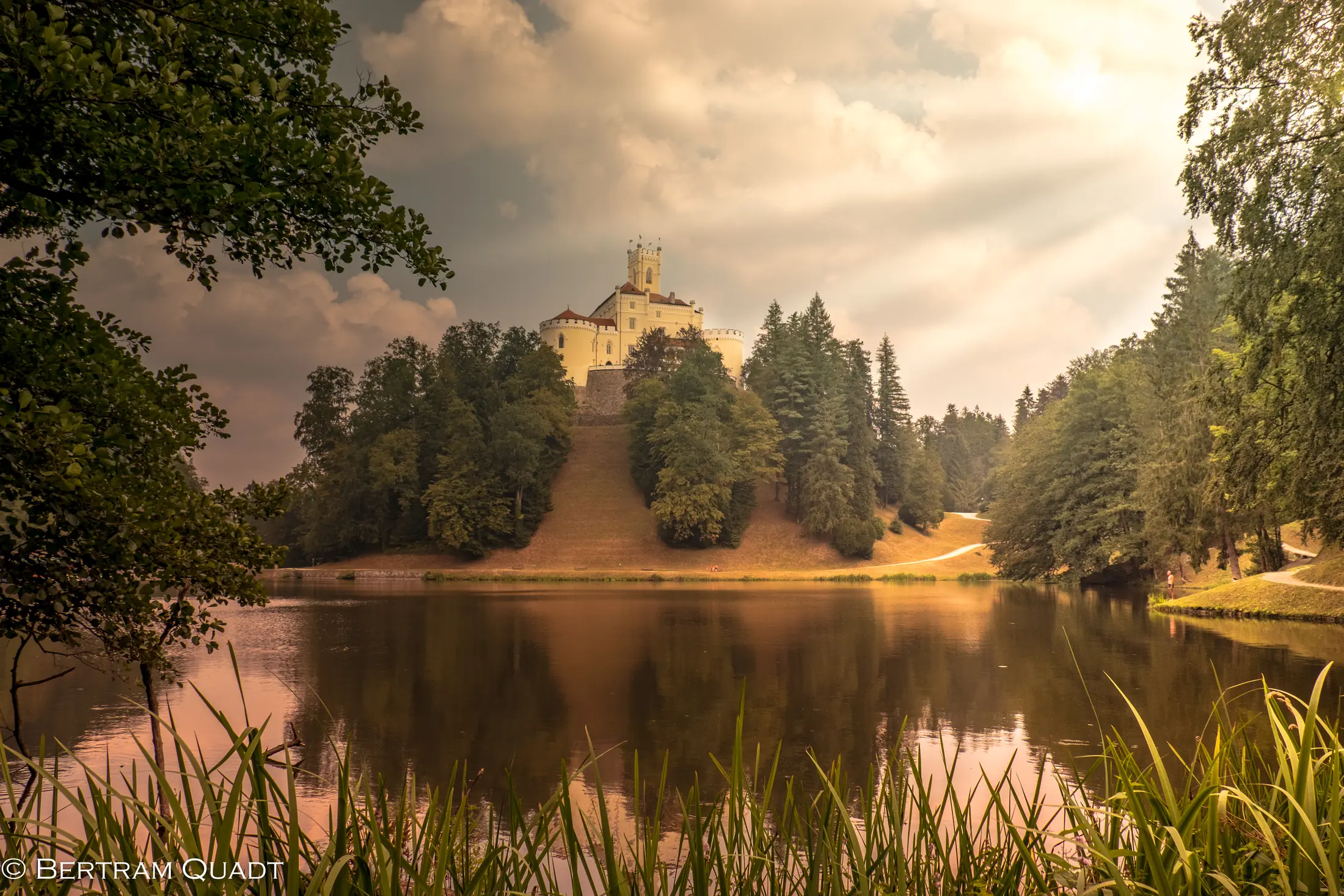 Le château de Trakošćan au bord de son lac
